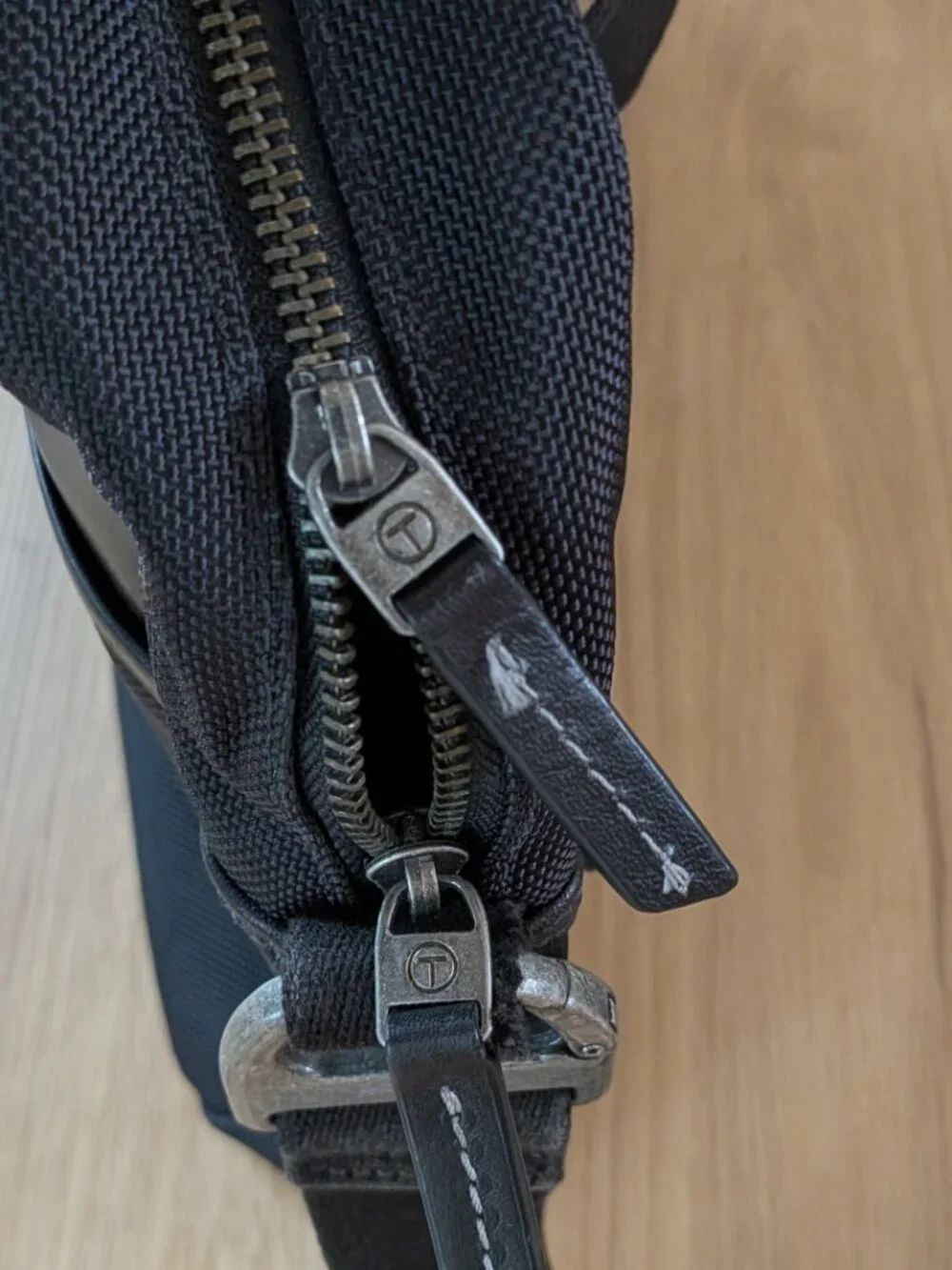 Tumi tech messenger
